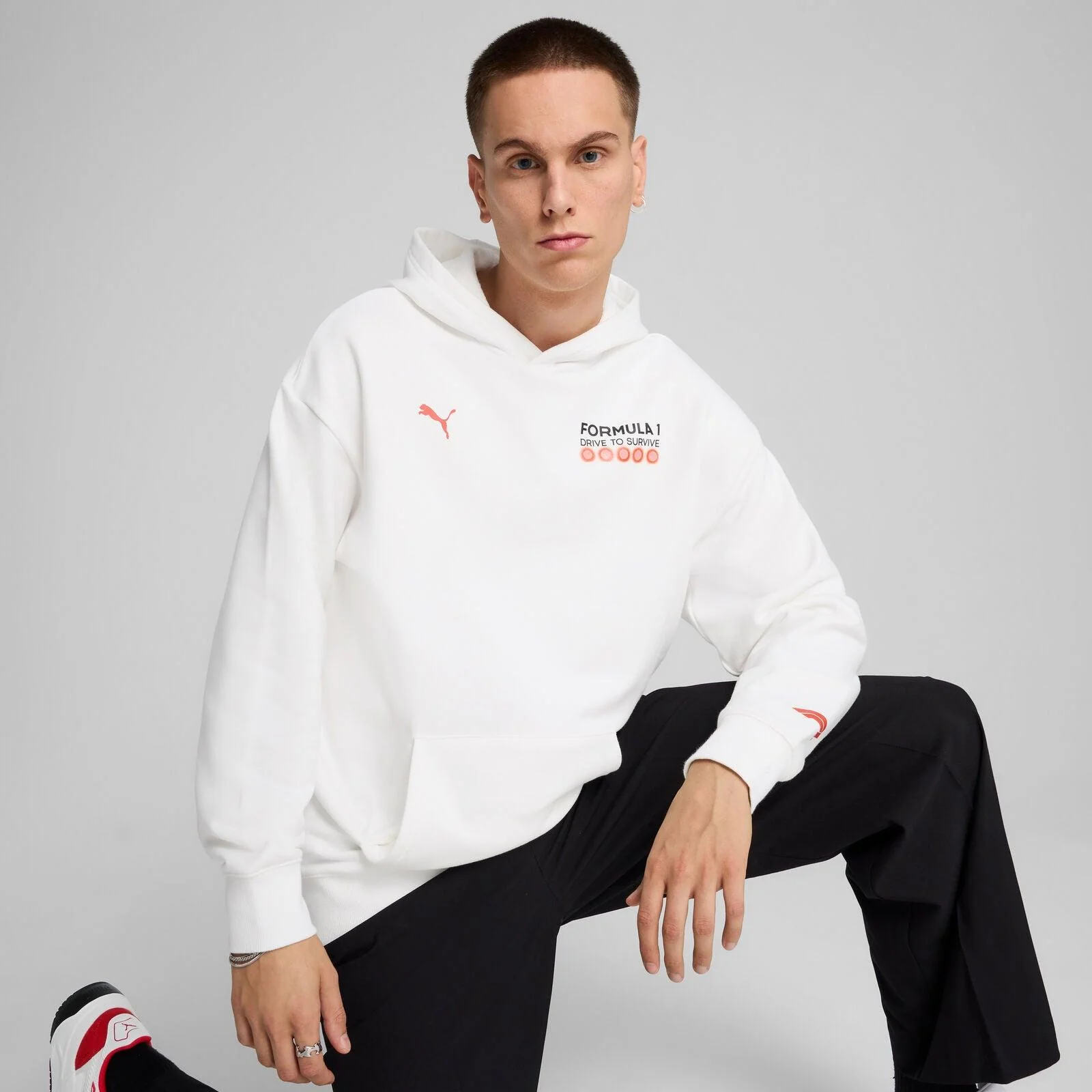 F1 Collection PUMA F1® Drive to survive Relaxed Hoodie - White - Image 4