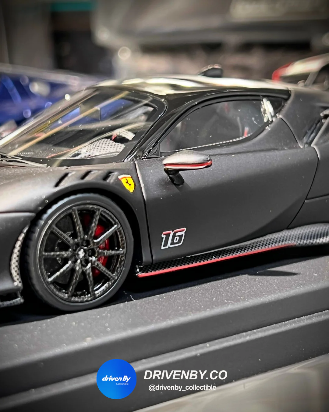 Ferrari SF90 XX Stradale Matt Bl/Shiny BI Roof - 1:43 Looksmart Model Car - Image 3