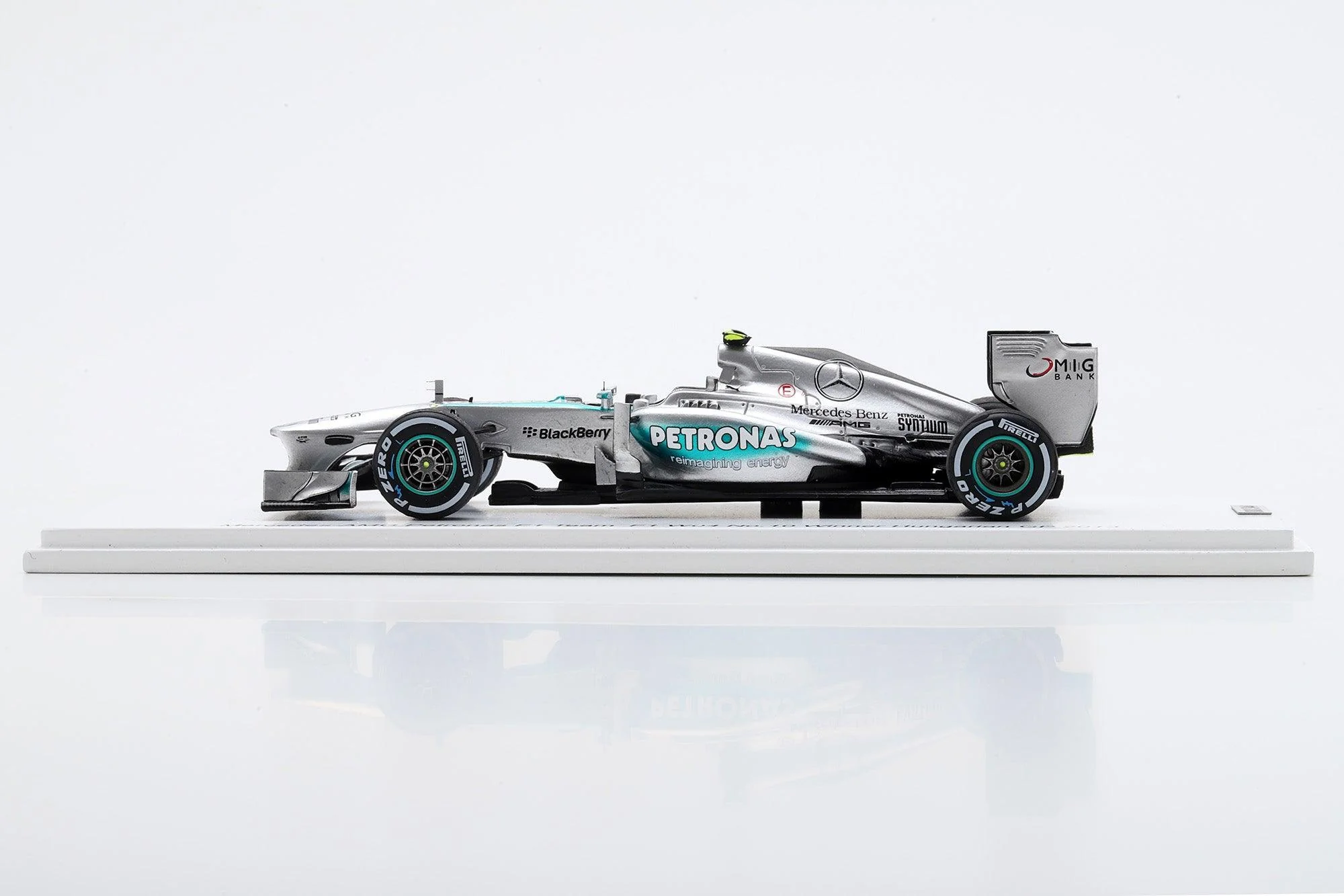 Lewis Hamilton Hungarian GP 2013  Mercedes F1 W04 1st Win with Mercedes (With Pit Board & Figurine ) Model Car - Spark Model - Image 2