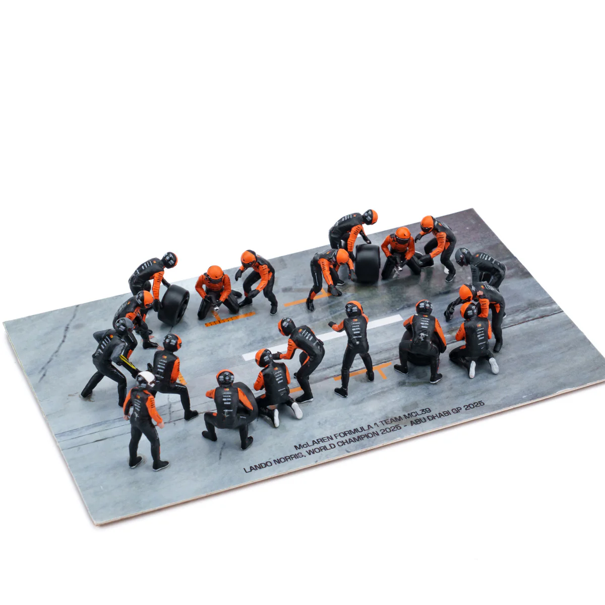 McLaren MCL39 2025 Abu Dhabi GP 1:64 Pit Stop Diorama Crew Figure Set - Minichamps - Image 13
