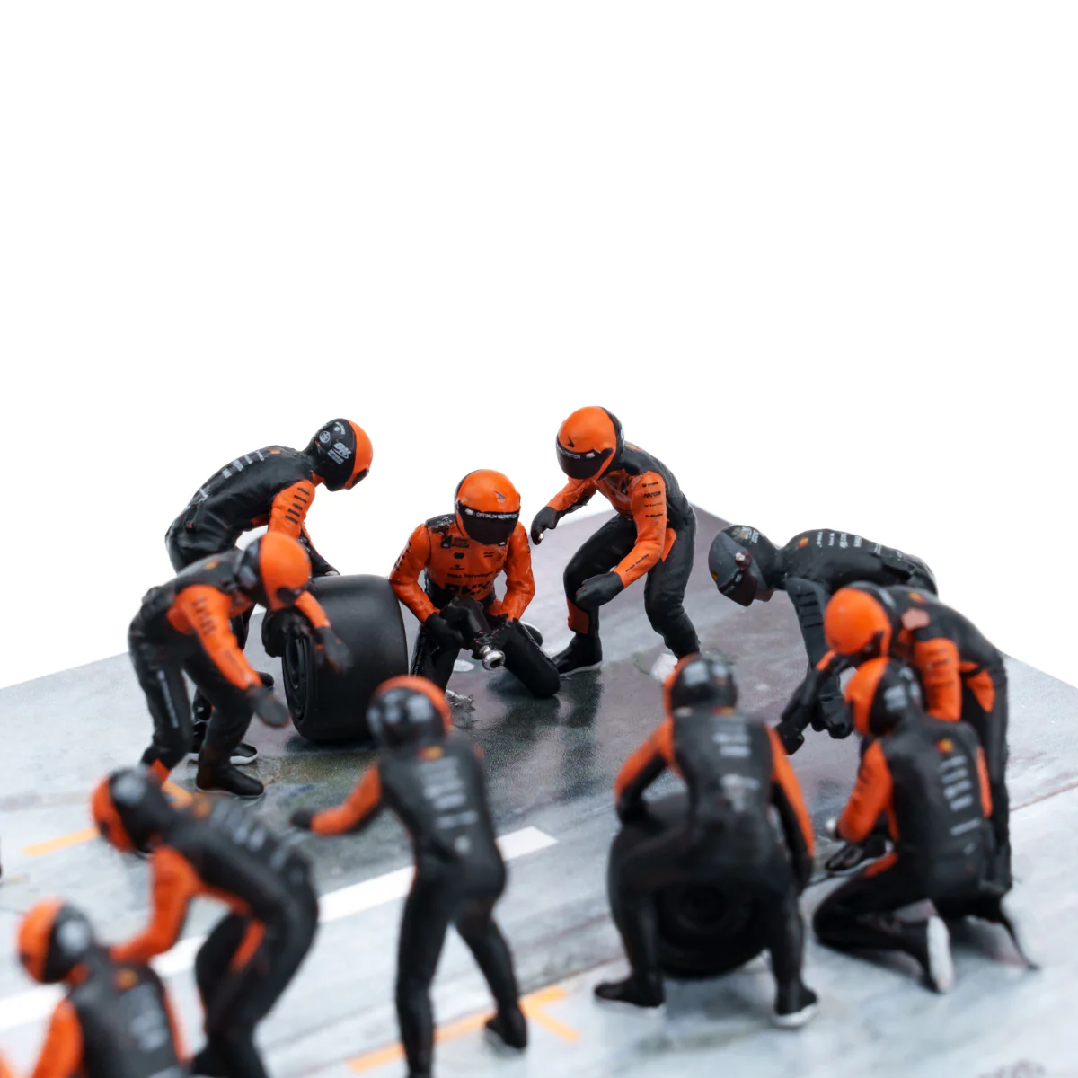 McLaren MCL39 2025 Abu Dhabi GP 1:64 Pit Stop Diorama Crew Figure Set - Minichamps - Image 14