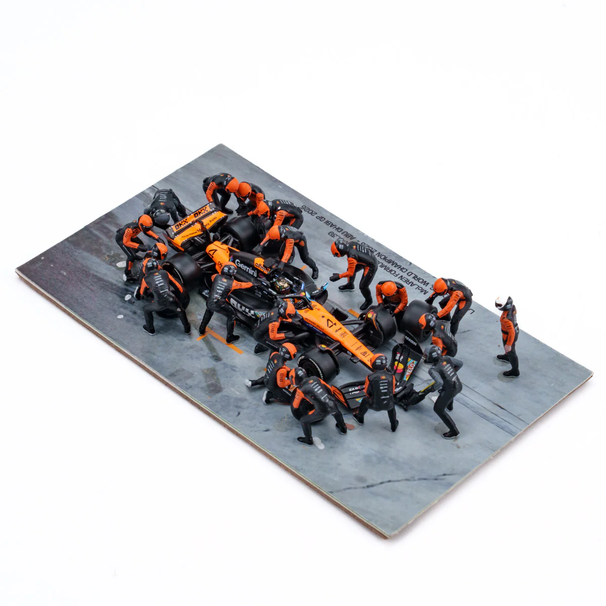 McLaren MCL39 2025 Abu Dhabi GP 1:64 Pit Stop Diorama Crew Figure Set - Minichamps - Image 17