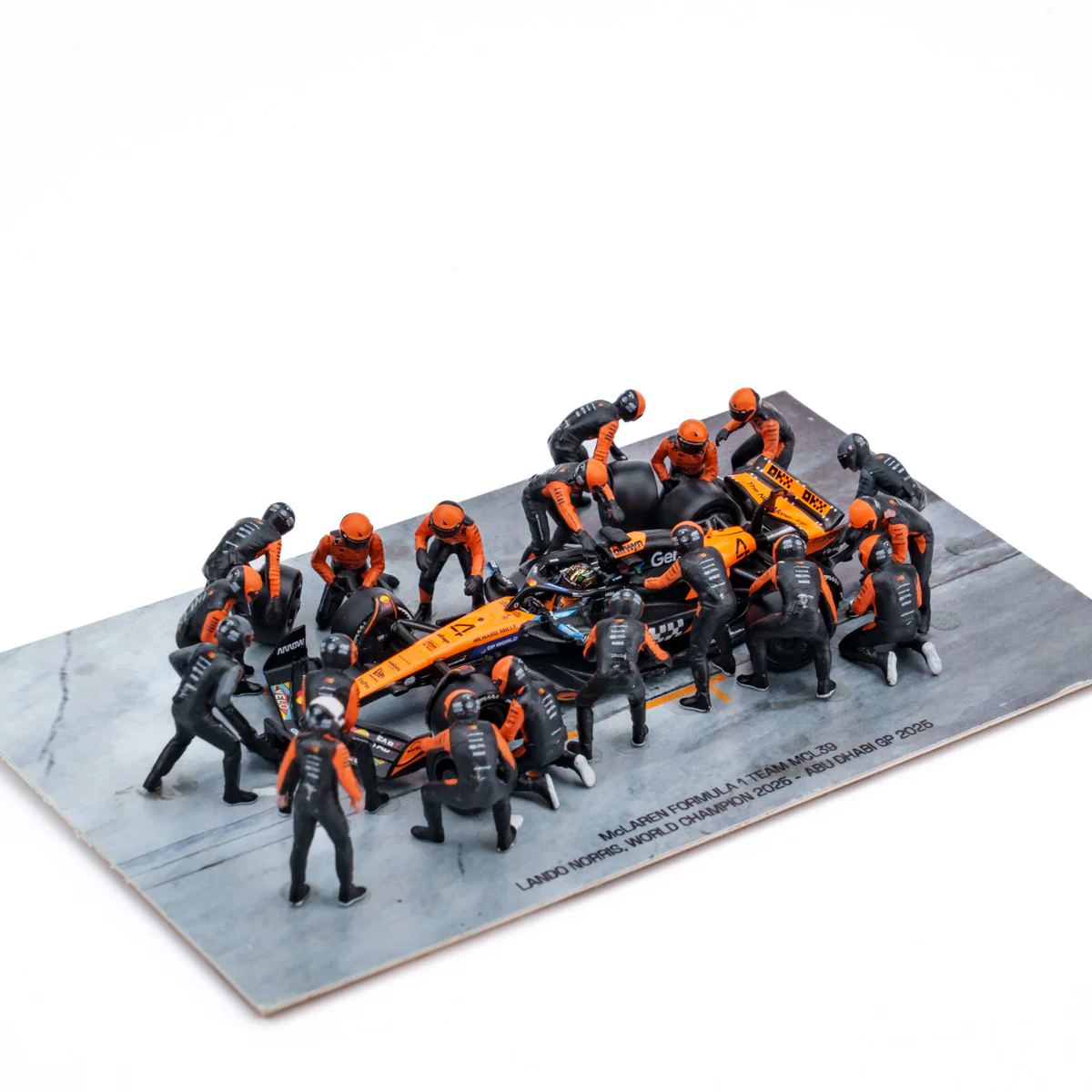 McLaren MCL39 2025 Abu Dhabi GP 1:64 Pit Stop Diorama Crew Figure Set - Minichamps - Image 4