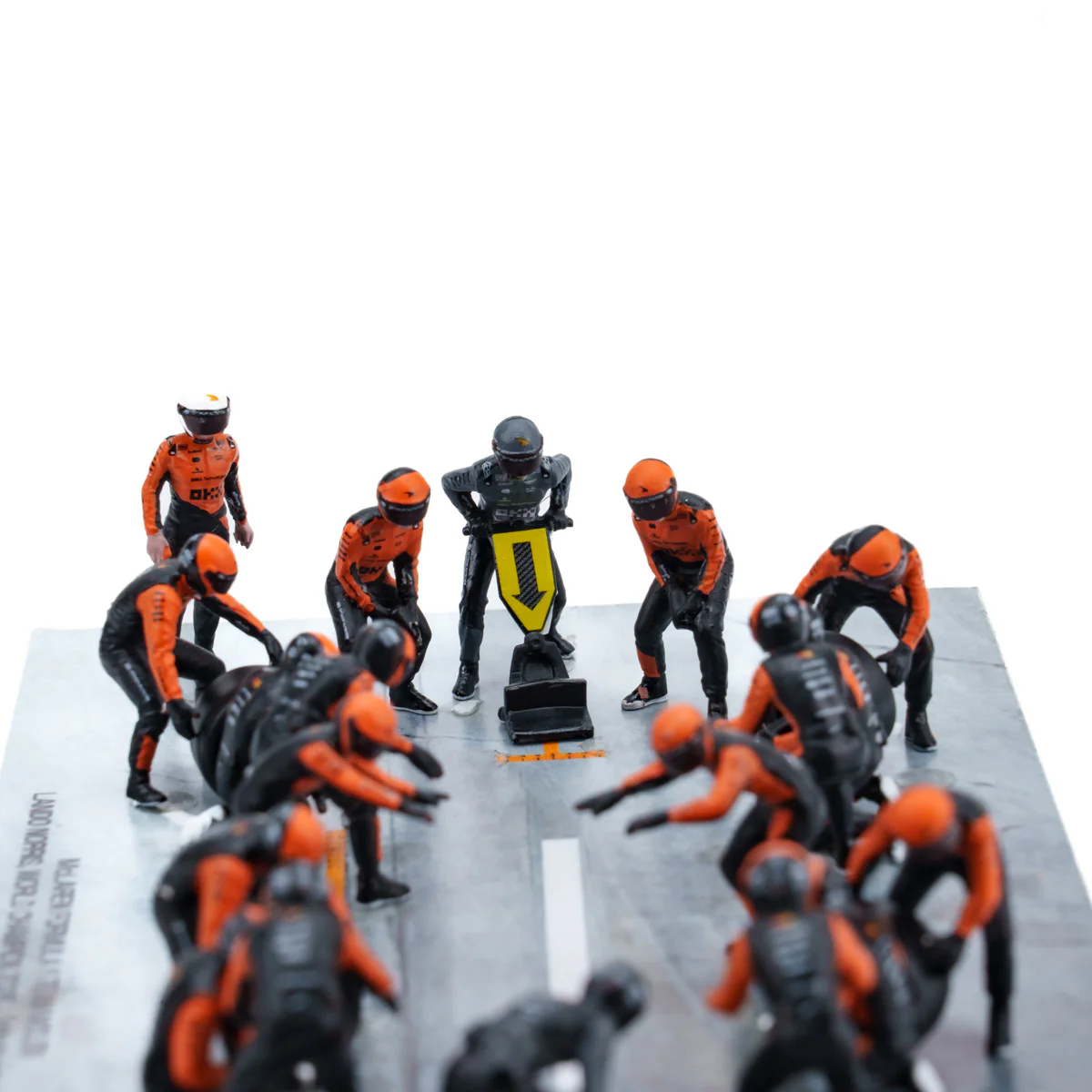 McLaren MCL39 2025 Abu Dhabi GP 1:64 Pit Stop Diorama Crew Figure Set - Minichamps - Image 5