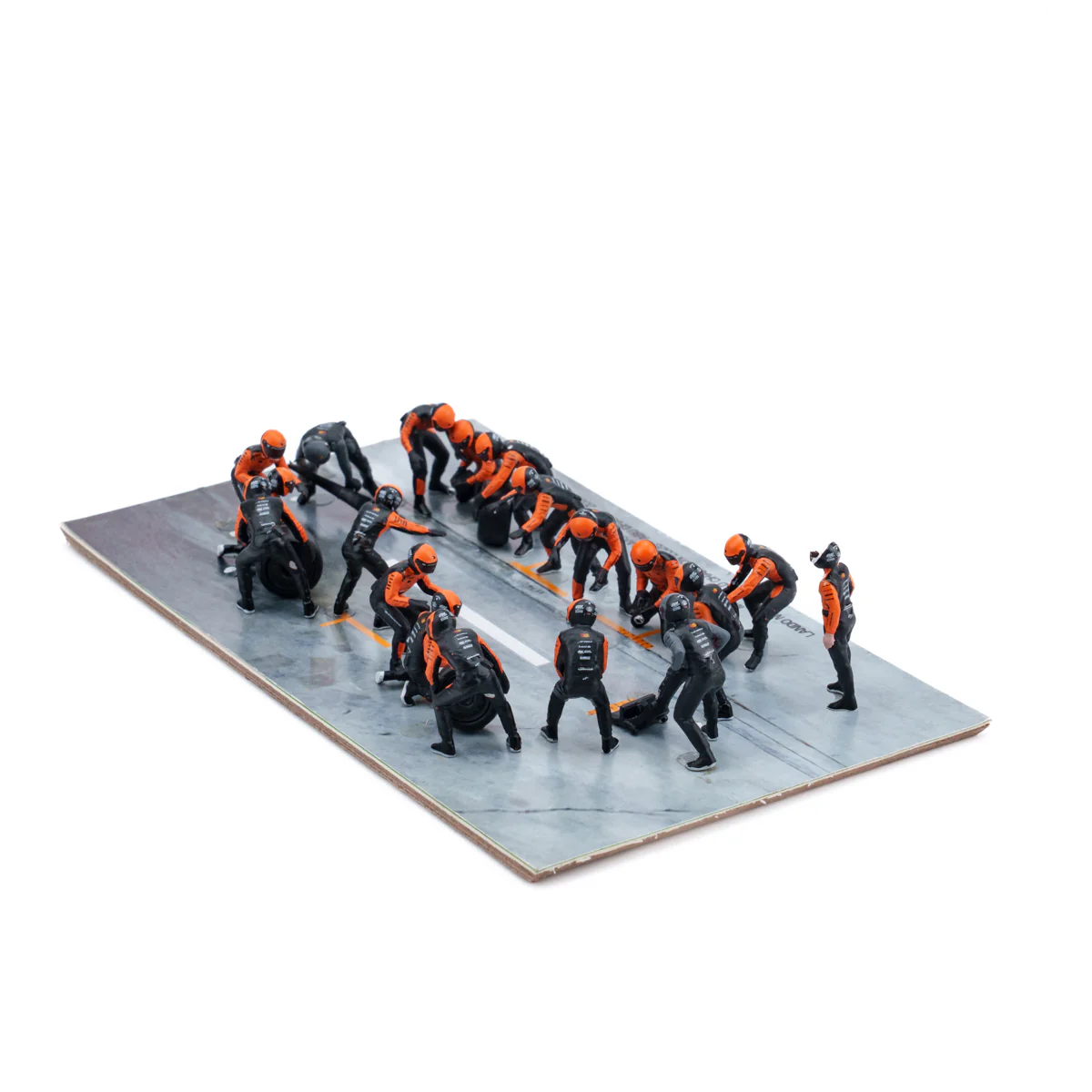 McLaren MCL39 2025 Abu Dhabi GP 1:64 Pit Stop Diorama Crew Figure Set - Minichamps - Image 7