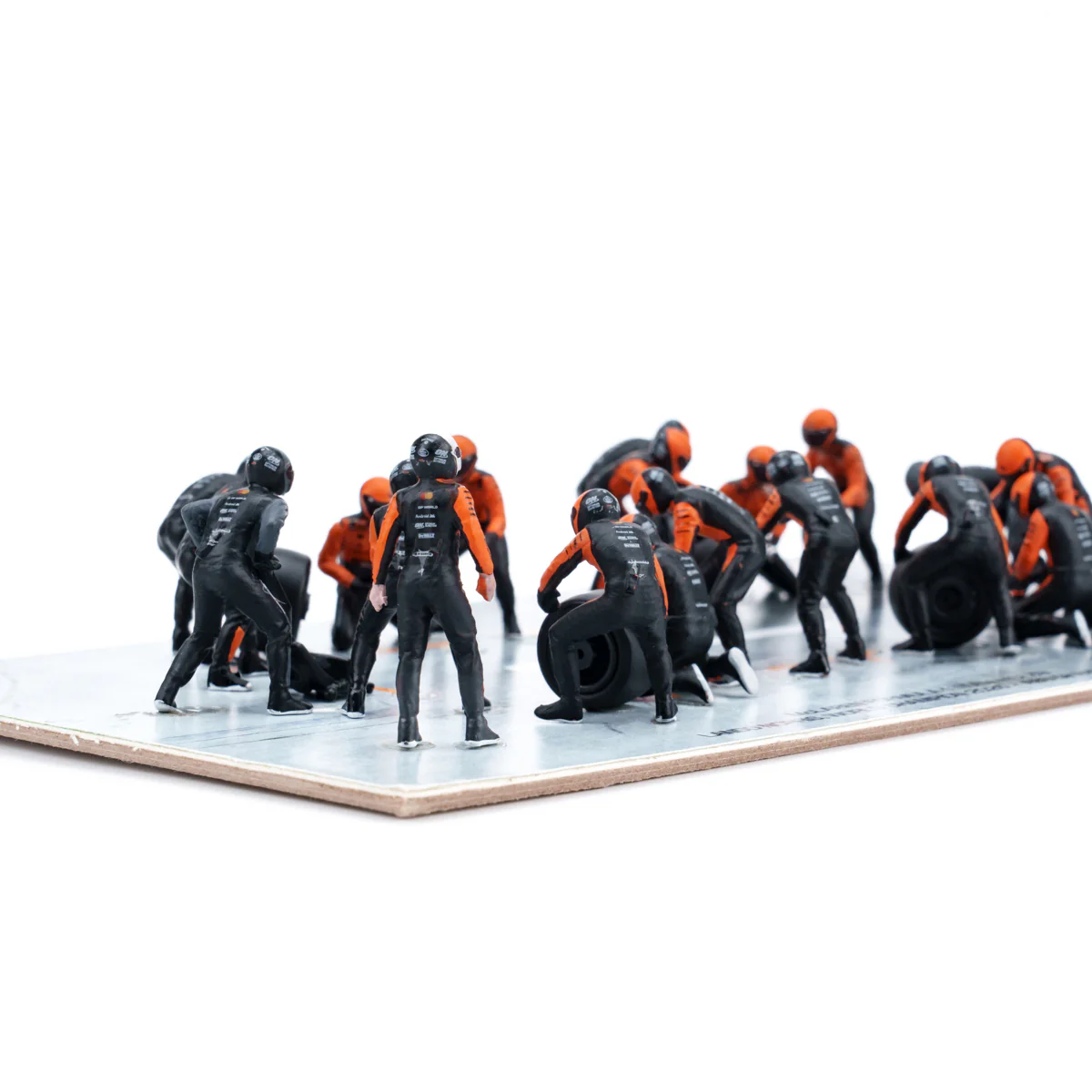 McLaren MCL39 2025 Abu Dhabi GP 1:64 Pit Stop Diorama Crew Figure Set - Minichamps - Image 8