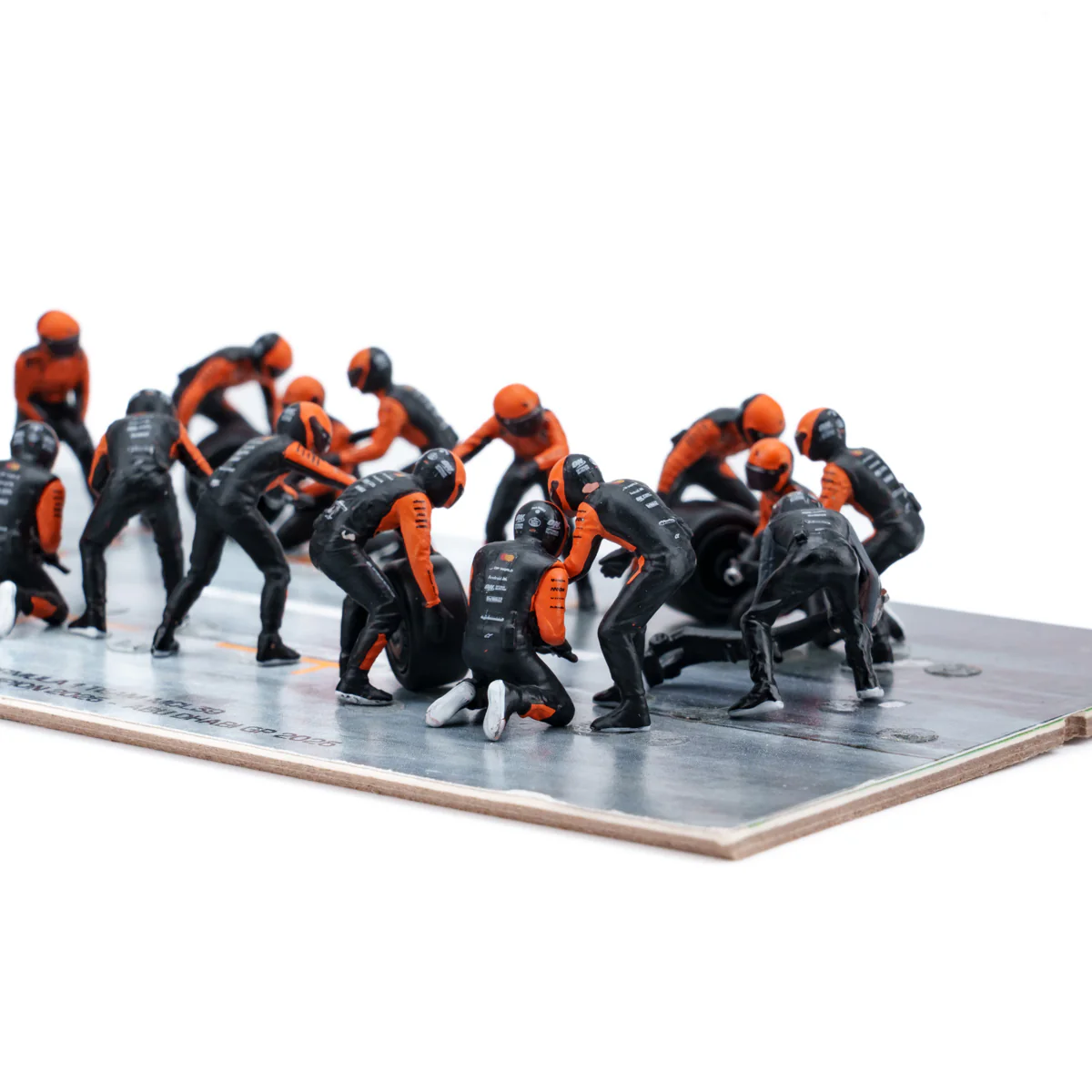 McLaren MCL39 2025 Abu Dhabi GP 1:64 Pit Stop Diorama Crew Figure Set - Minichamps - Image 9